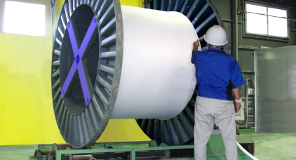 大型ドラムに巻かれた電線用チューブ